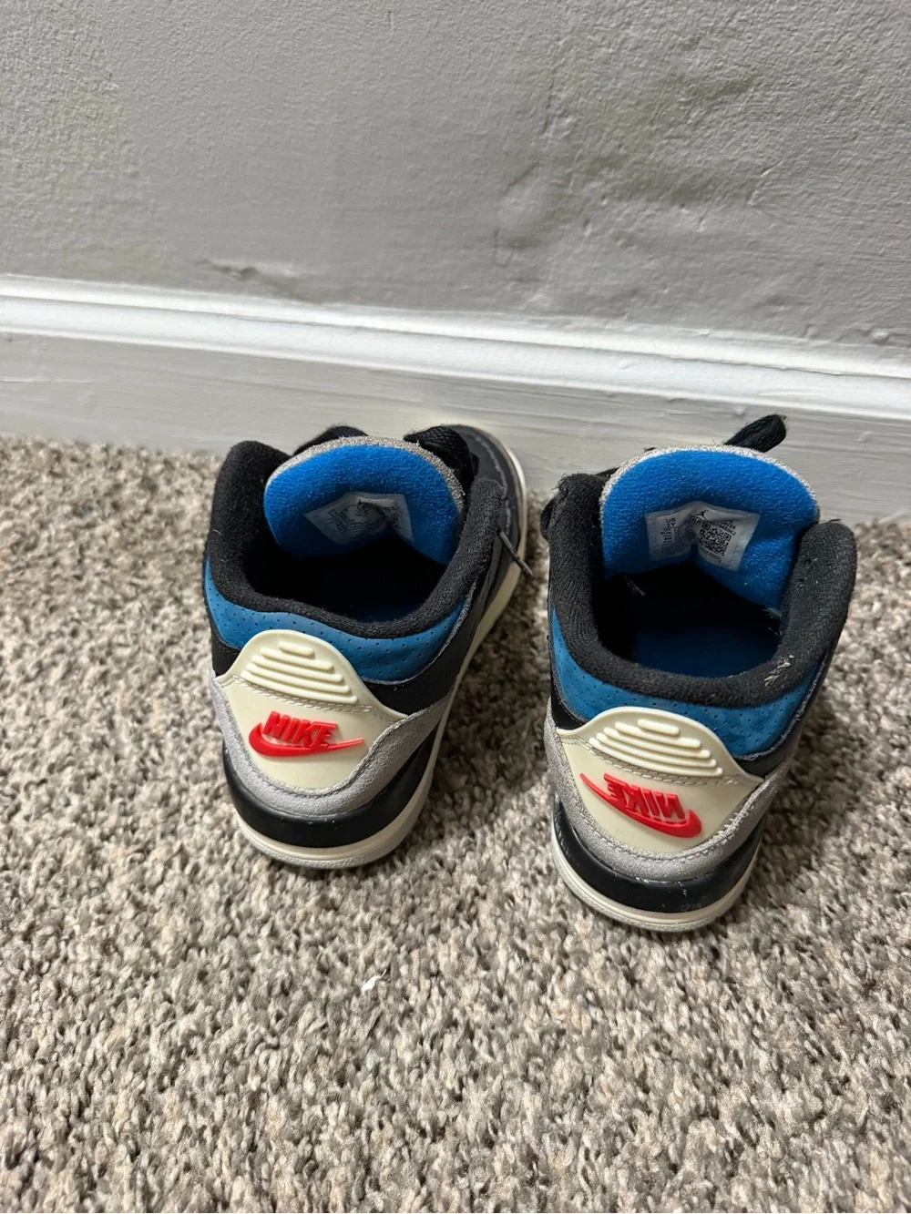 Nike Kids Black and Cream Sneakers with Blue and Red Accents